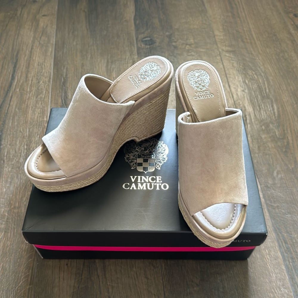 NWT Vince Camuto suede wedge sandals size 9✨